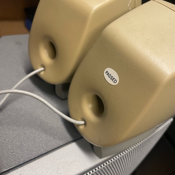 Small size computer speakers 
By Polk audio - Picture 5 of 7